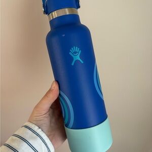 Hydro Flask in Deep Blue with Aqua Accents